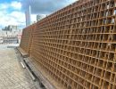 Stahlgitter gestapelt auf Pflasterfl&auml;che im Freien, Baumaterial f&uuml;r Bewehrung bei Bauprojekten.