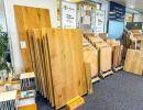 Ausstellung von Holzfu&szlig;b&ouml;den in verschiedenen Farben und Gr&ouml;&szlig;en, ordentlich pr&auml;sentiert im Gesch&auml;ft