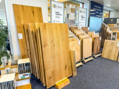 Ausstellung von Holzfu&szlig;b&ouml;den in verschiedenen Farben und Gr&ouml;&szlig;en, ordentlich pr&auml;sentiert im Gesch&auml;ft