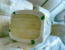 Gelbe D&auml;mmwolle in Plastik verpackt liegt gestapelt im Lager, rechteckige Form f&uuml;r W&auml;rmed&auml;mmung im Bau