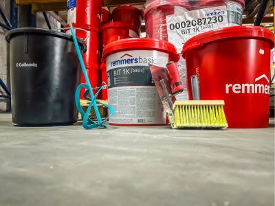 Eimer und B&uuml;rsten von Remmers stehen bereit &ndash; zeigt Vorbereitung und Anwendung von Bauchemie zur Abdichtung