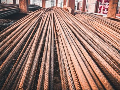 Baustahl liegt geb&uuml;ndelt auf Baustelle &ndash; zeigt typische Materialien zur Betonbewehrung im Hoch- und Tiefbau