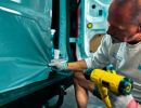 Folie wird mit Hei&szlig;luft auf Fahrzeug geklebt &ndash; zeigt Fahrzeugveredelung durch moderne Werbetechnik