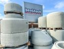 Gro&szlig;e Betonrohre liegen gestapelt im Au&szlig;enlager &ndash; zeigt Materialien f&uuml;r den Tiefbau und Infrastrukturprojekte