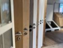 Mehrere Holzt&uuml;ren in verschiedenen Farben und Designs nebeneinander ausgestellt zur Auswahl im Showroom