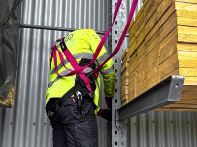 Sicherheitsausr&uuml;stung wie Helm und Handschuhe im Einsatz, zeigt Bedeutung von Schutzma&szlig;nahmen auf Baustellen