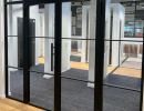 Modernes B&uuml;ro mit Glasw&auml;nden und T&uuml;ren, klare Linien und helle Beleuchtung zeigen funktionale Raumgestaltung