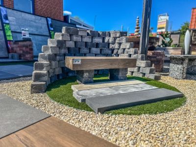 Au&szlig;enbereich mit Pflastersteinen, Kieswegen und Kunstrasen, zeigt Gestaltungselemente f&uuml;r Gartenbau