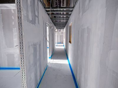 Unfertiger Flur mit sichtbaren Leitungen und Trockenbauw&auml;nden, Baustellenfortschritt im Innenausbau