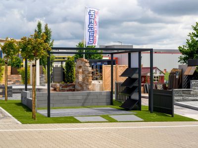 Au&szlig;enbereich mit Steinen, Mauern und Deko zeigt Gestaltungselemente f&uuml;r Garten- und Landschaftsbau