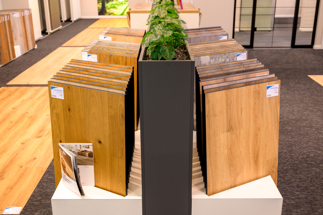 Bodenausstellung bei Henri Benthack Baustoffe in Neumünster mit verschiedenen Bodenmustern